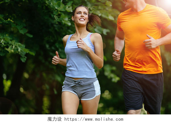 青春活力年轻情侣在户外绿色树林中跑步奔跑晨跑幸福情侣幸福的人运动健身户外跑步公园健身